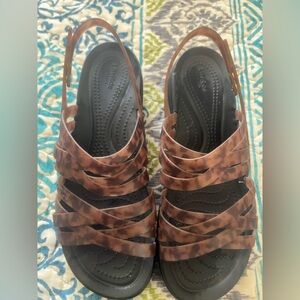 Crocs Brooklyn Literide Tortoise Strappy Wedge Sandal Size 9 Mocha/Black